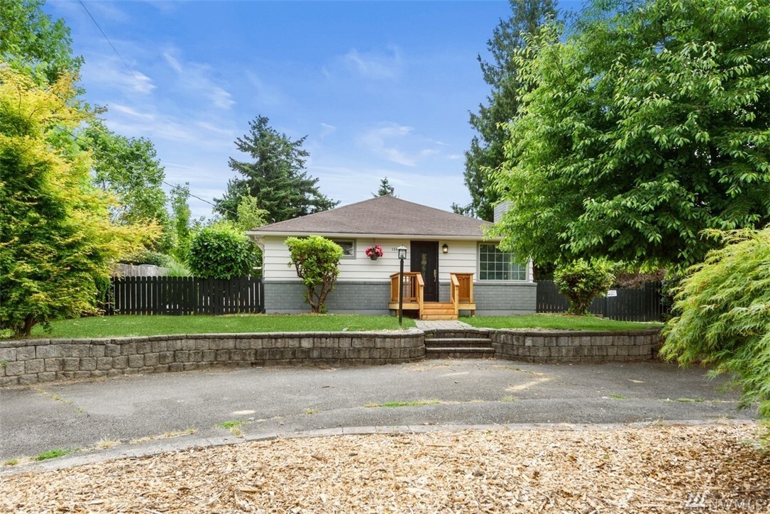 Property Photo: 13404 10th Ave S WA 98168