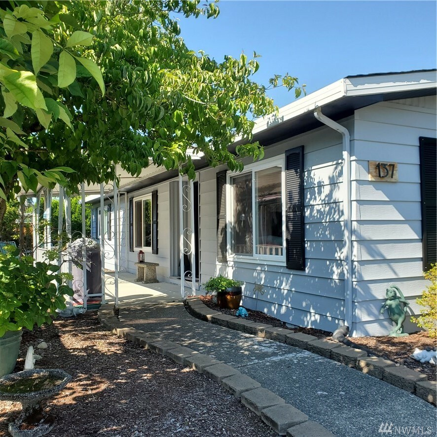 Property Photo: 201 Union Ave SE 137 WA 98059