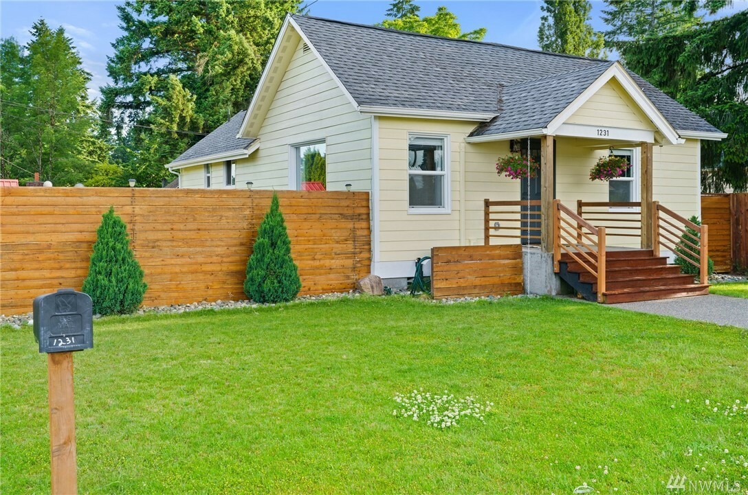 Property Photo:  1231 W Birch St  WA 98584 