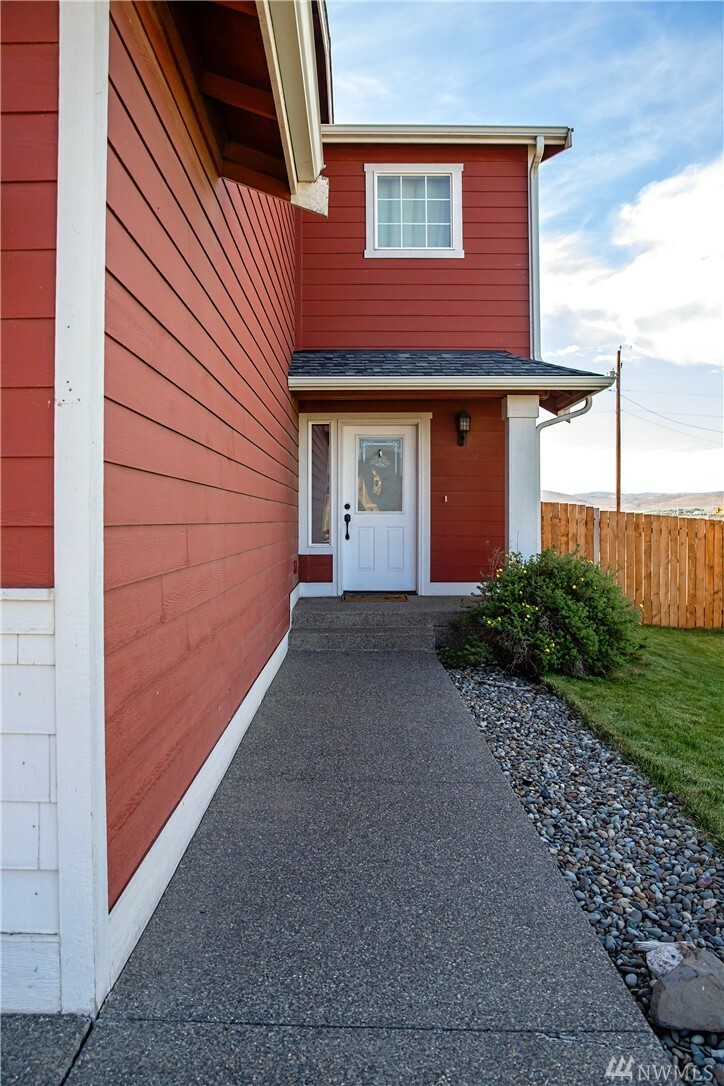 Property Photo:  1804 Clearview Dr  WA 98926 