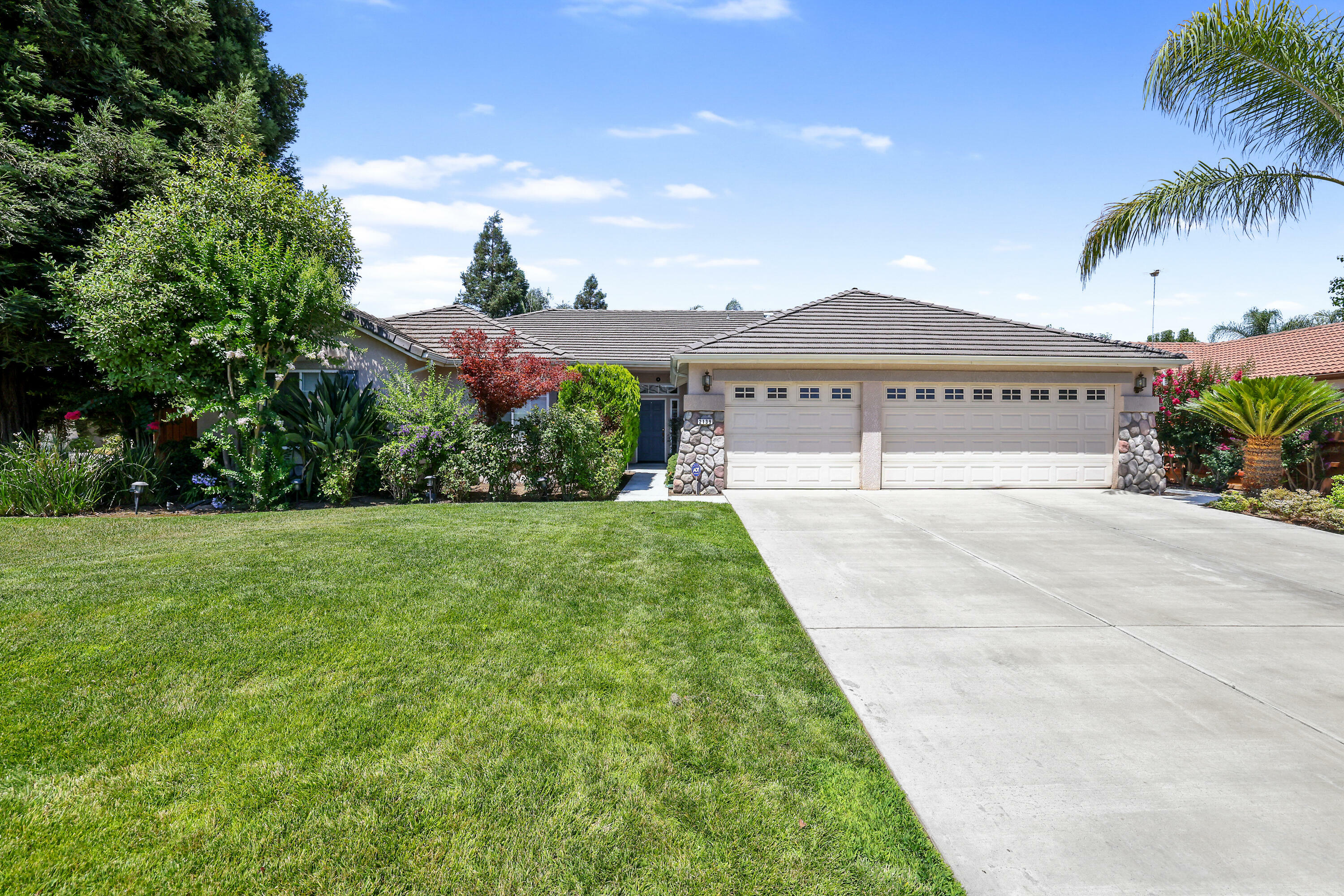 2139 S Crenshaw Court  Visalia CA 93277 photo