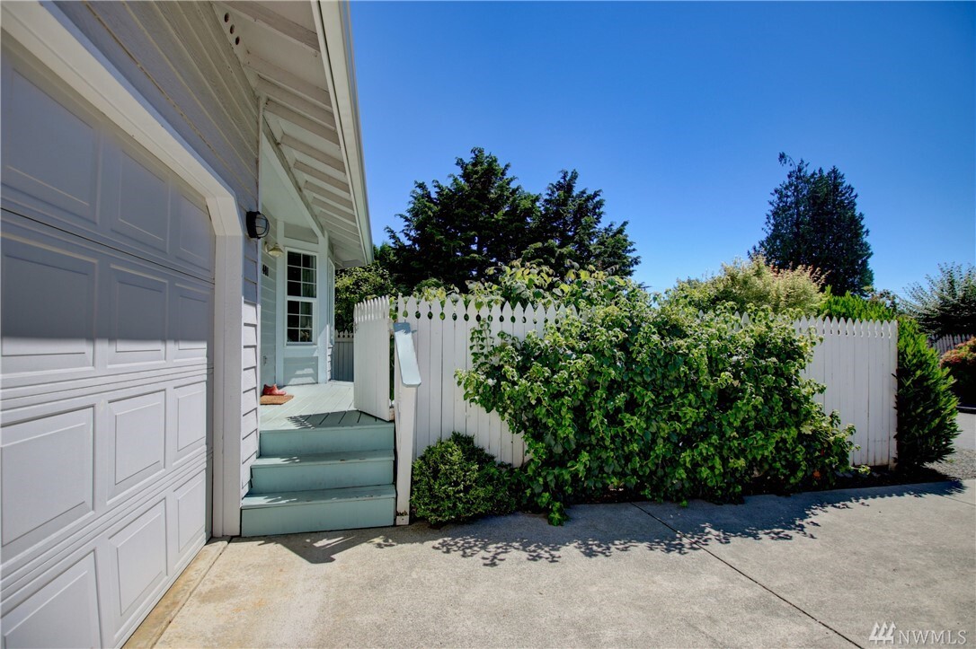Property Photo: 401 E State St WA 98257