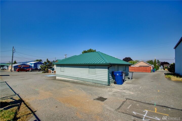 Property Photo:  909 26th St  WA 98221 