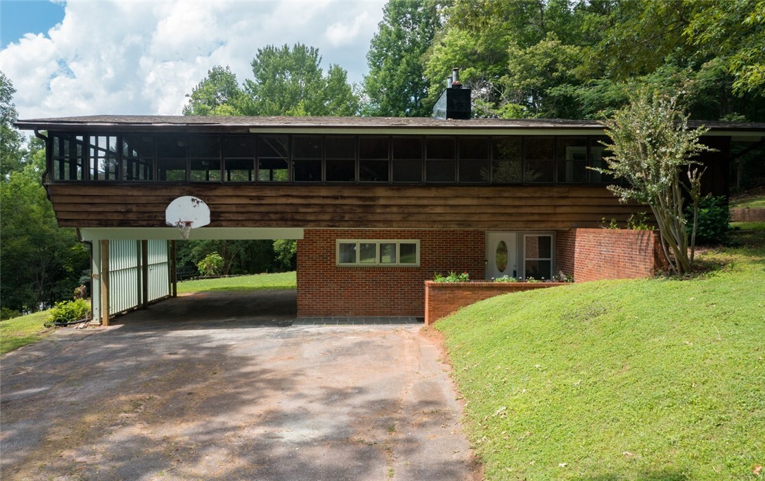 Property Photo: 121 Hollingsworth Drive SC 29671
