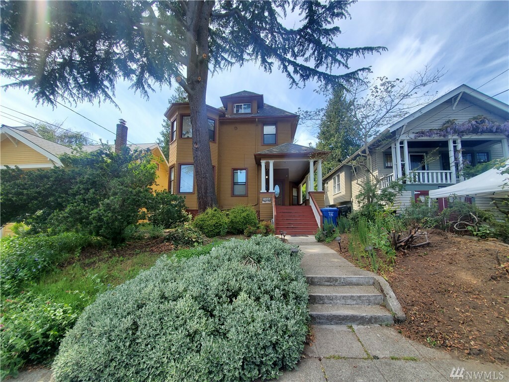 Property Photo:  4037 Woodland Park Ave N 102  WA 98103 