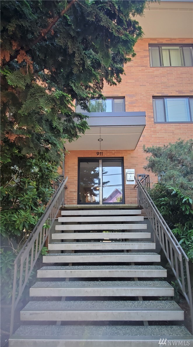Property Photo: 911 N 73rd St 401 WA 98103
