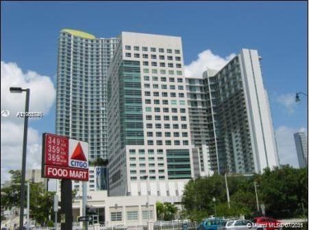 Property Photo: 185 SW 7th St 3800 FL 33130