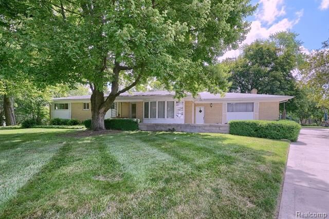 Property Photo:  865 Briar Court  MI 48309 