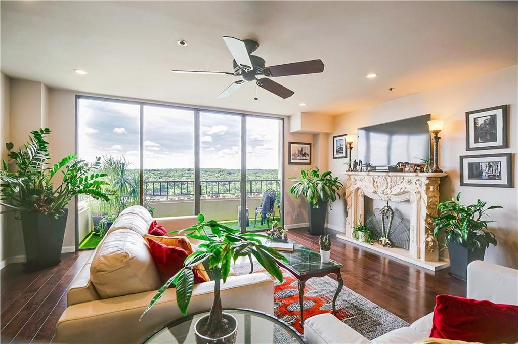 Property Photo:  40 N Interstate 35 12B4  TX 78701 