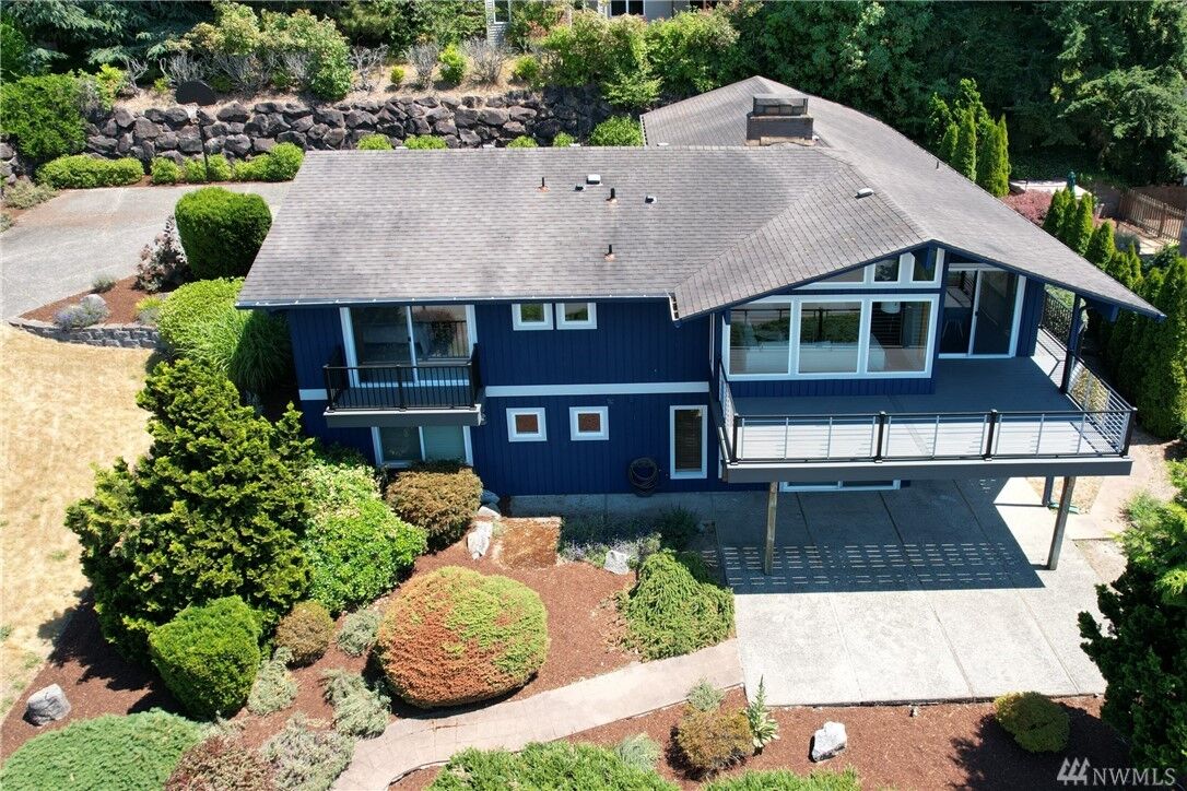 Property Photo:  524  205 Avenue NE  WA 98074 