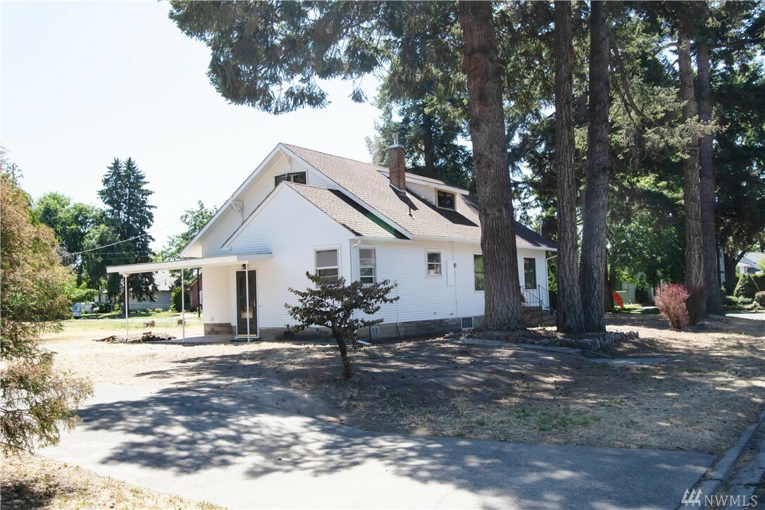 Property Photo:  1301 Olive St  WA 99362 