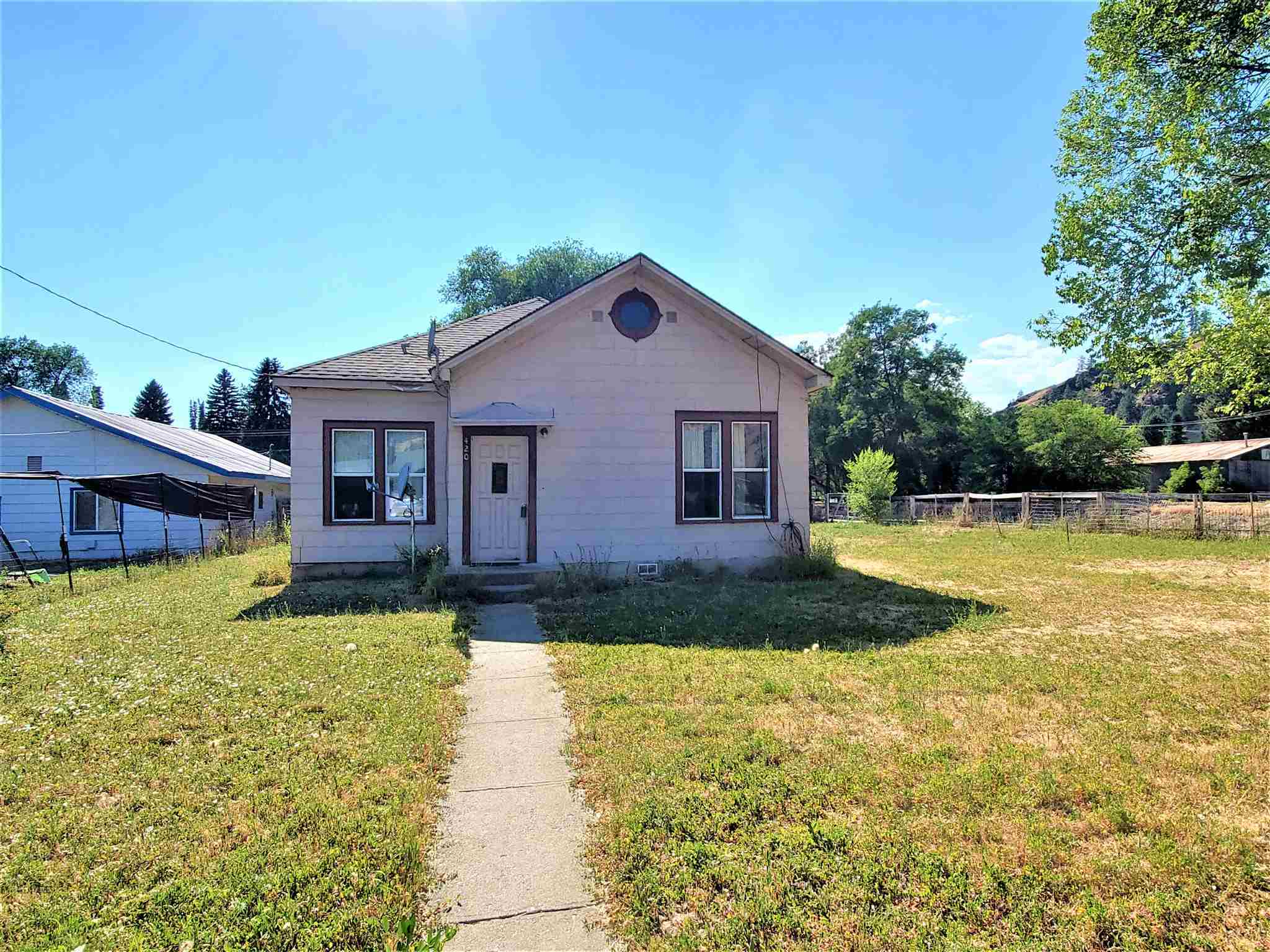 Property Photo:  420 N Kalmia St  WA 99141 