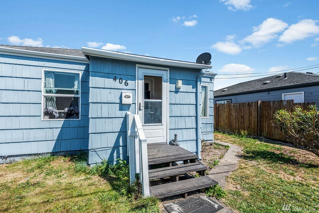 Property Photo:  406 Galloway Ave  WA 98626 