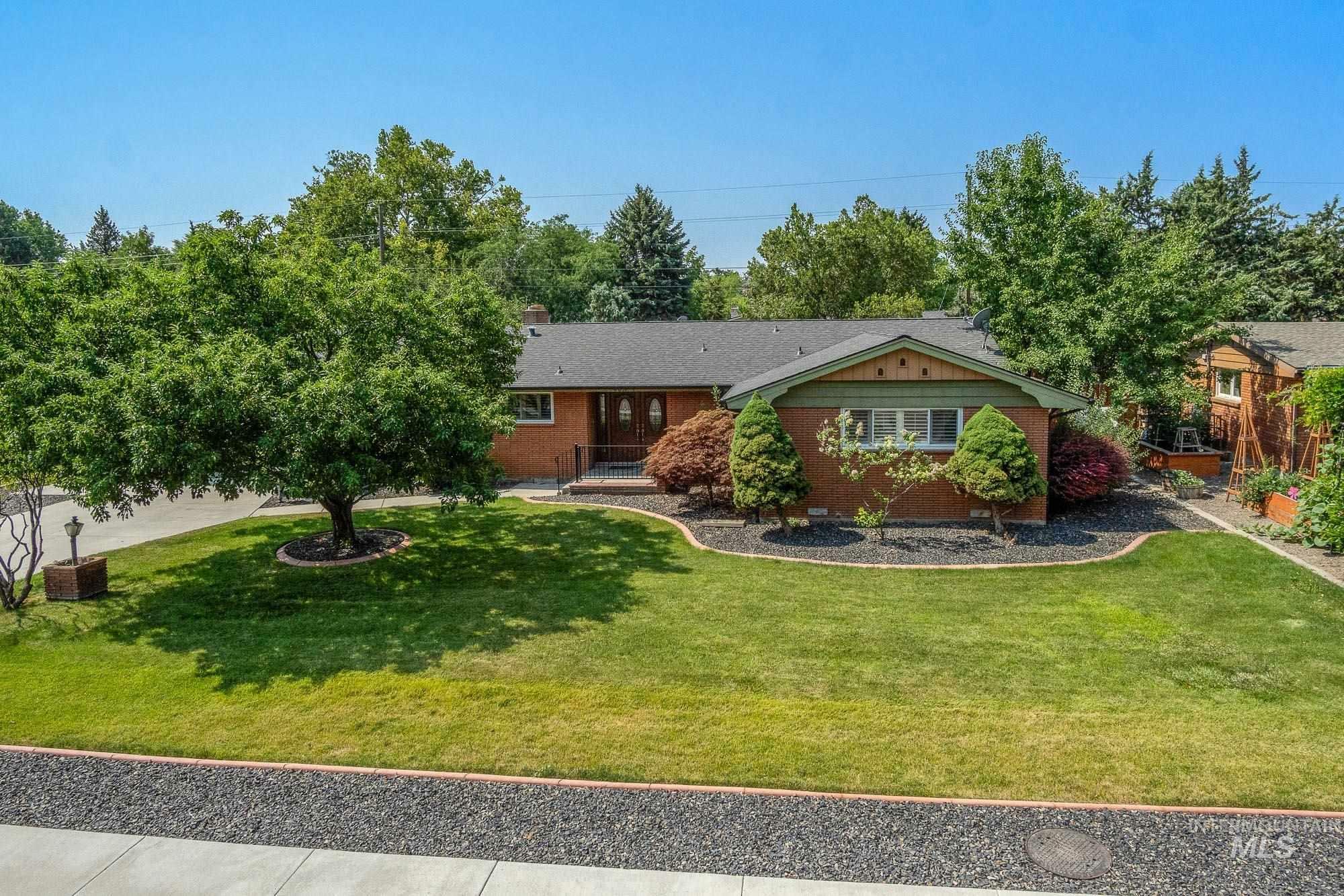 Property Photo: 4011 N Mountain View ID 83704-3532