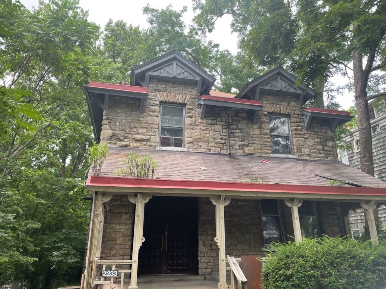 Property Photo: 2233 Kemper Ln OH 45206