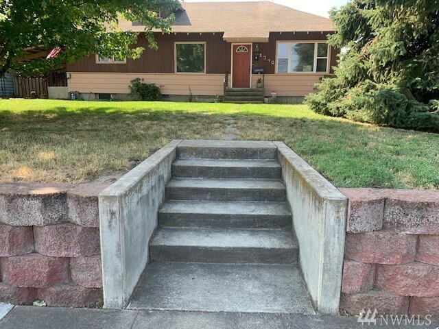 Property Photo: 1040 Waverly St WA 99362