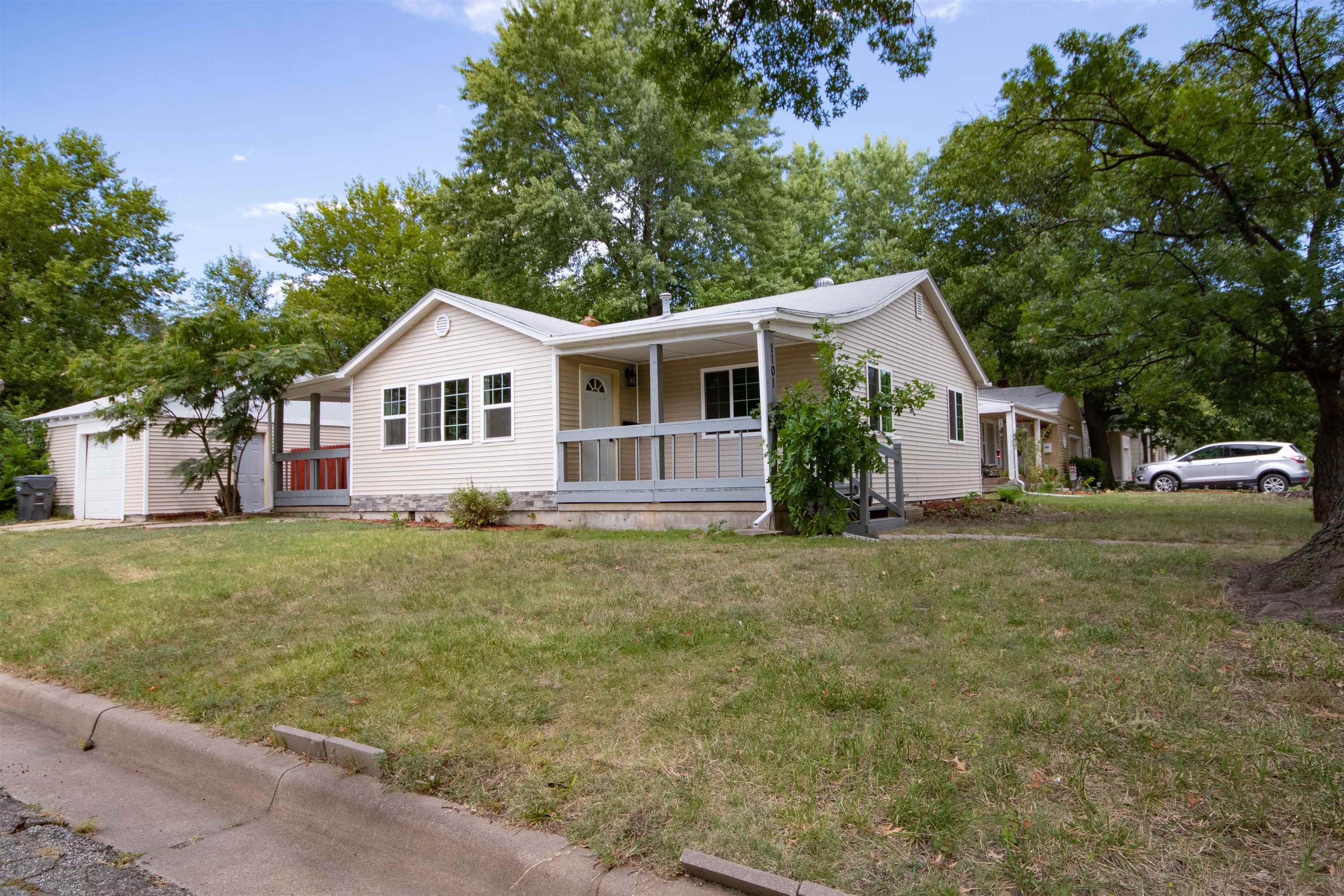 Property Photo:  1101 N Dellrose Ave  KS 67208 