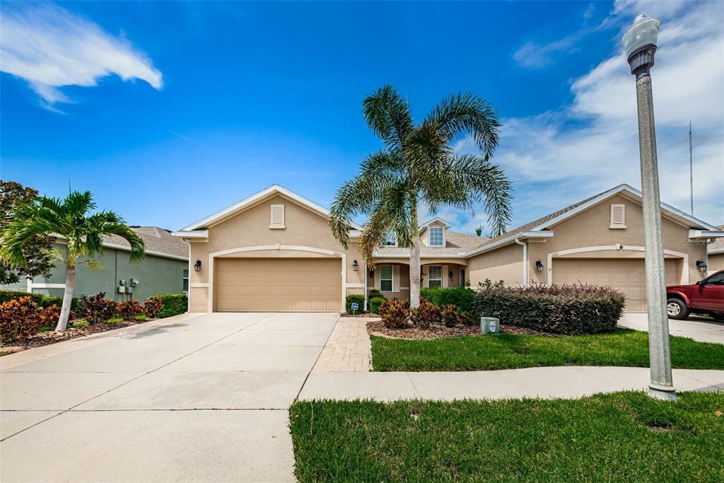 Property Photo:  2207 Barracuda Court  FL 34691 