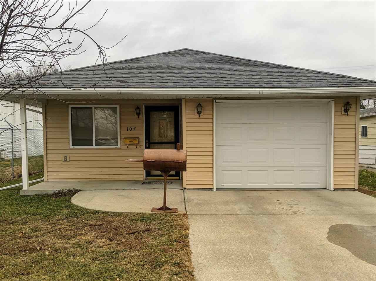 Property Photo: 107 Adams Ave NE 68701