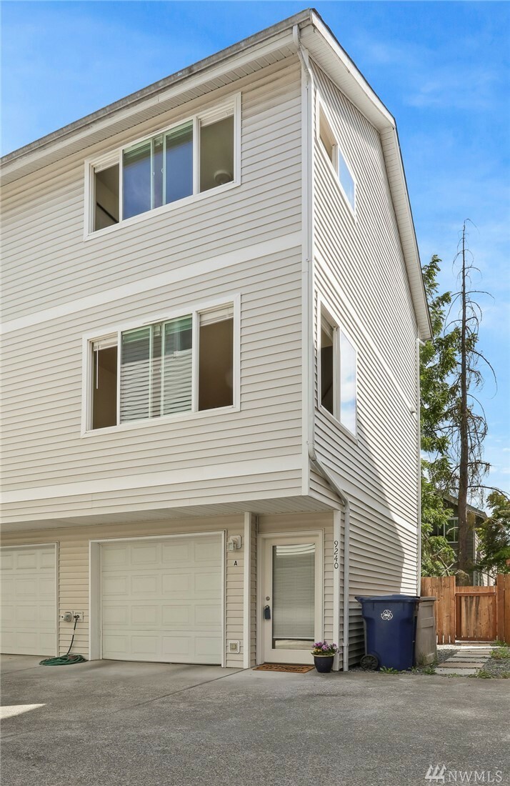 Property Photo:  9240 Interlake Ave N A  WA 98103 