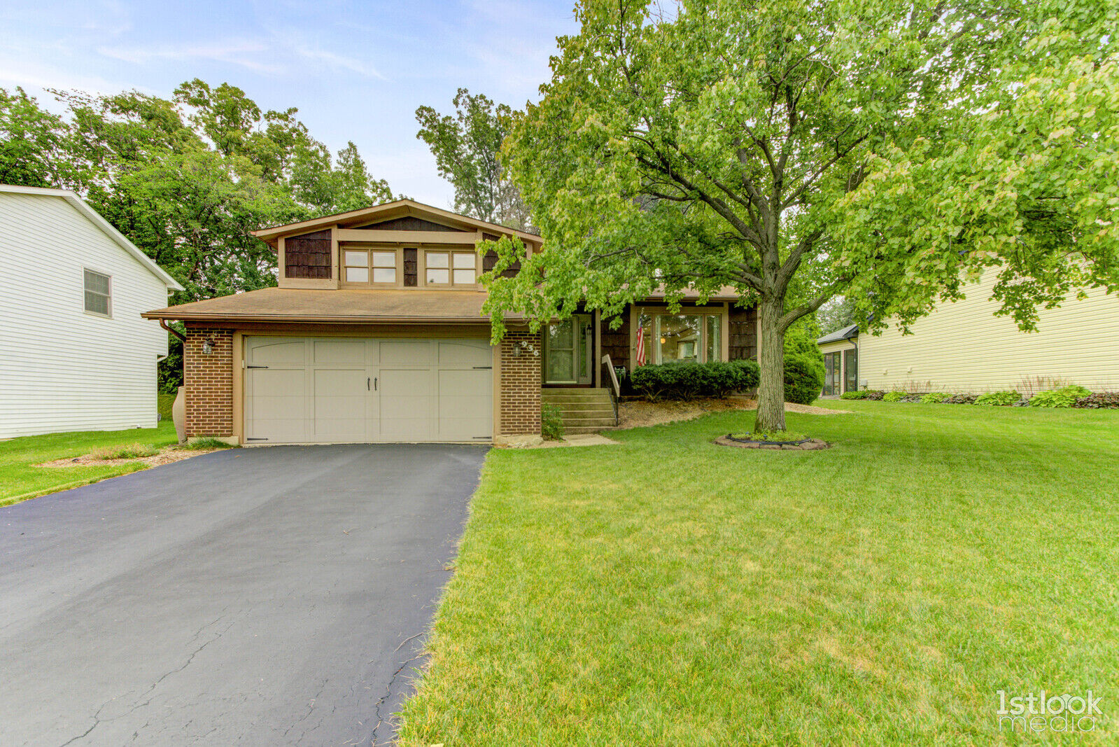 Property Photo: 936 N Ashbury Avenue IL 60440