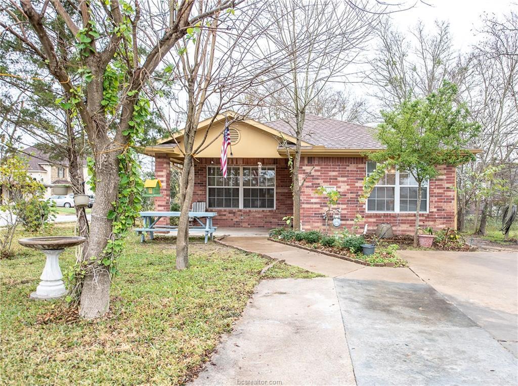 Property Photo: 1000 Fairview Avenue TX 77840-6135