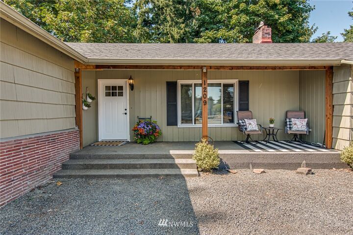 Property Photo: 1209 N 7th Avenue WA 98626