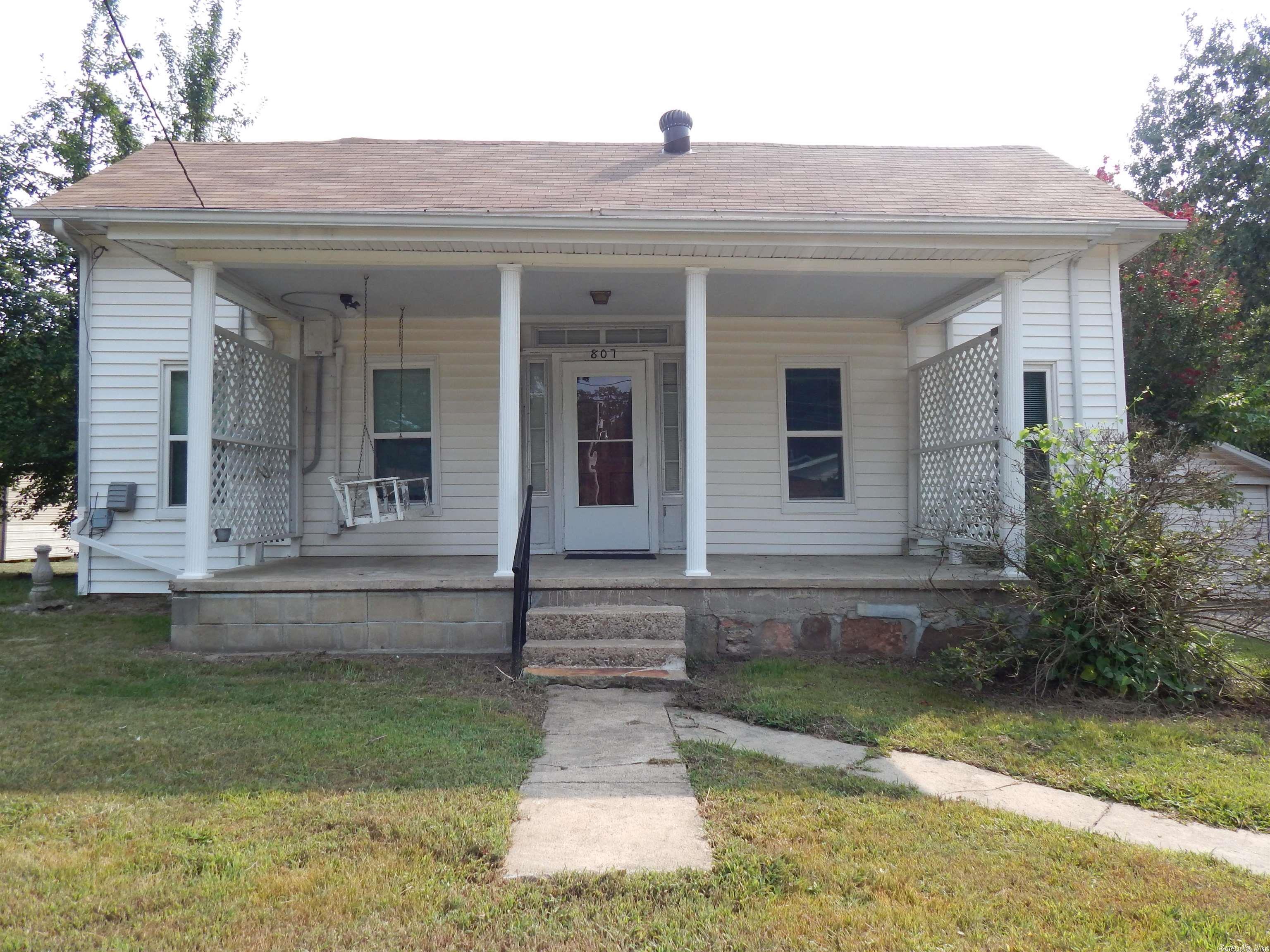 Property Photo: 807 E Burrow AR 72110
