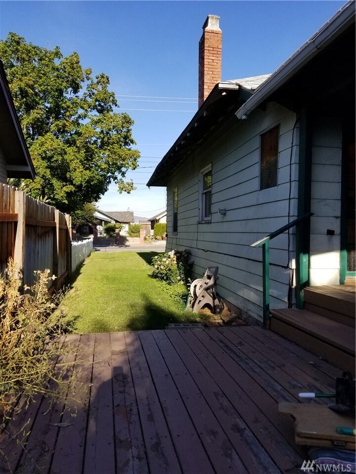 Property Photo:  906 Okanogan Ave  WA 98801 