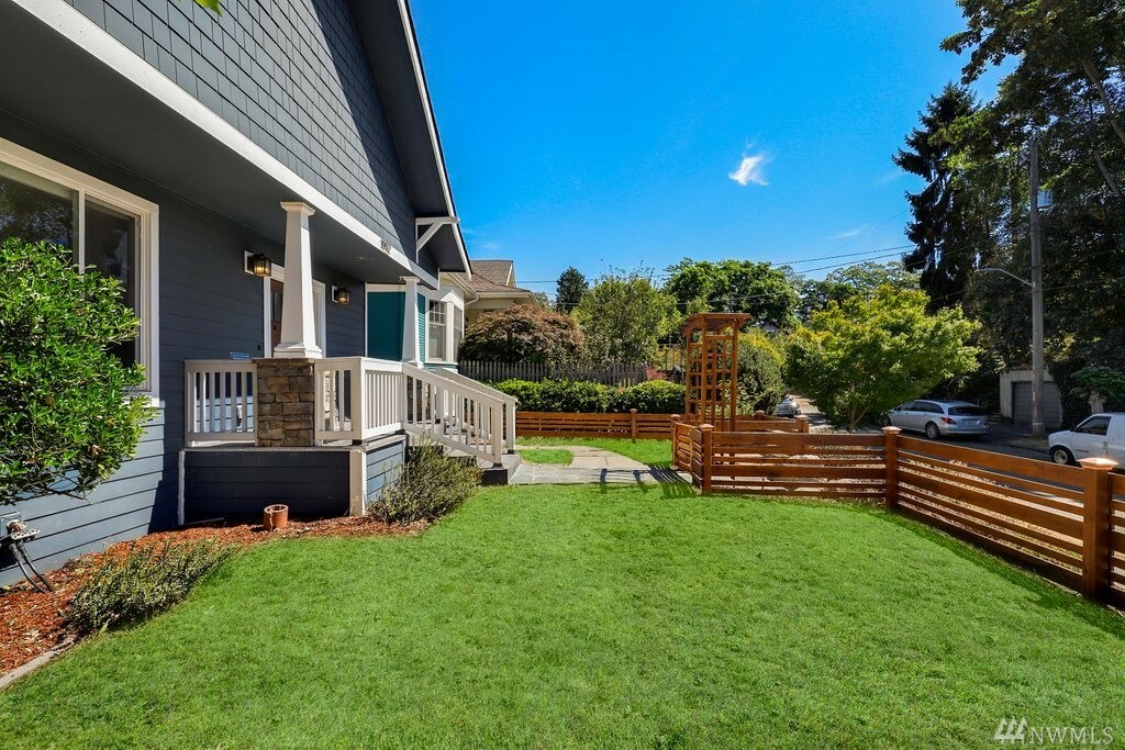 Property Photo:  1902 N 49th St  WA 98103 