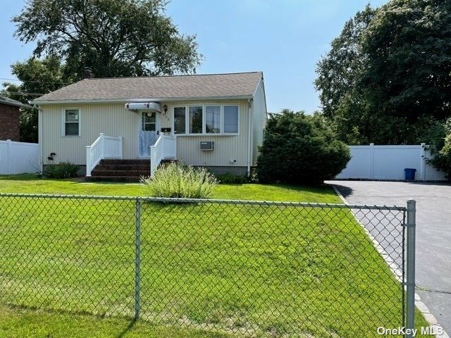 938 N Putnam Avenue  Lindenhurst NY 11757 photo