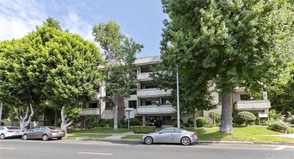 Property Photo: 10331 Riverside Drive 102 CA 91602