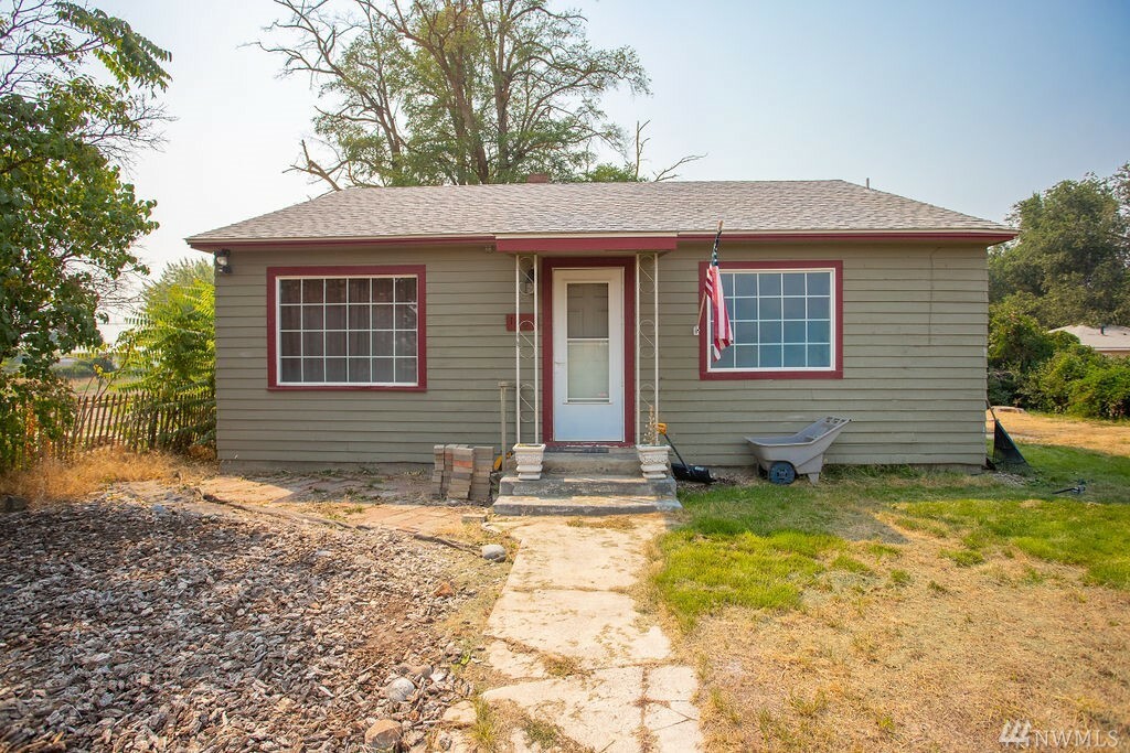 Property Photo:  1405 S Horizon St  WA 98837 