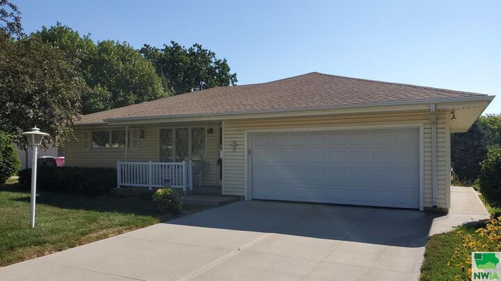 2720 Magnolia Court  Sioux City IA 51106 photo