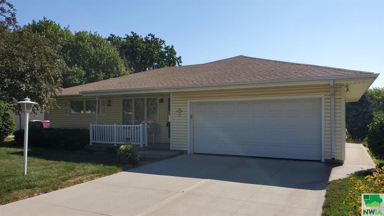 Property Photo: 2720 Magnolia Court IA 51106