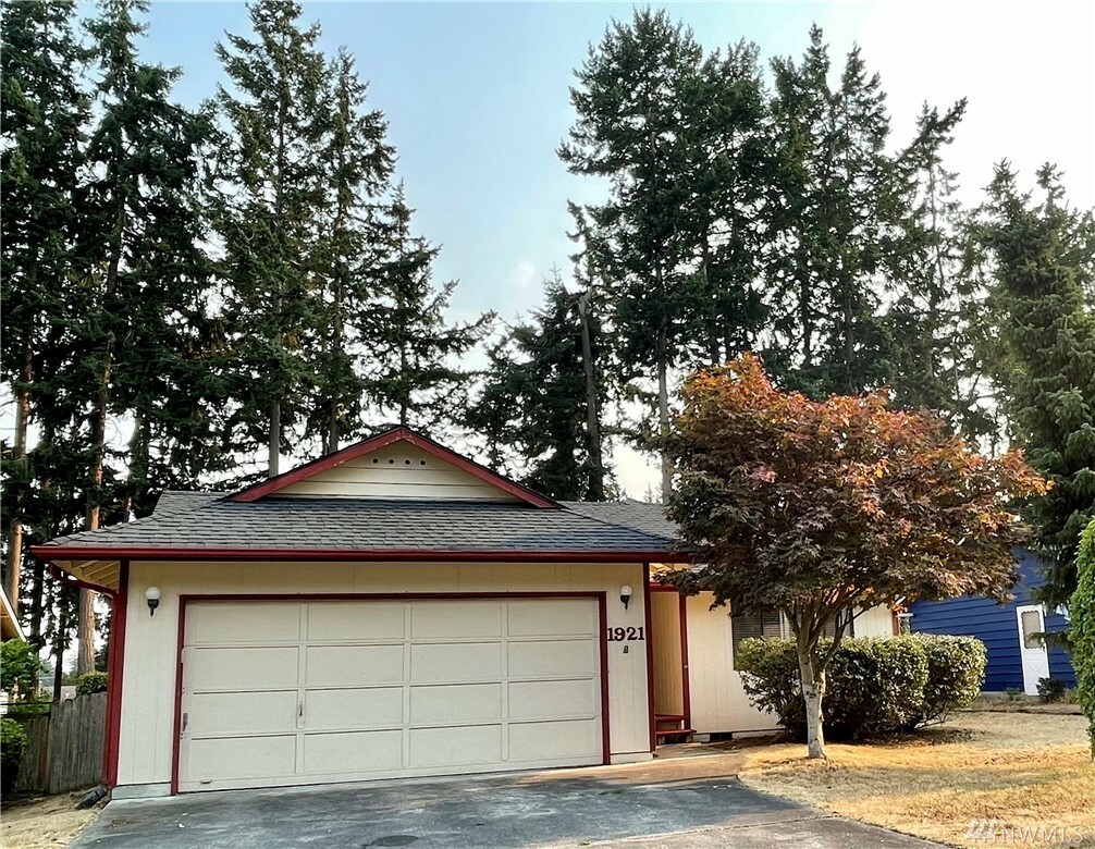 Property Photo:  1921 NE 9th Ave  WA 98277 