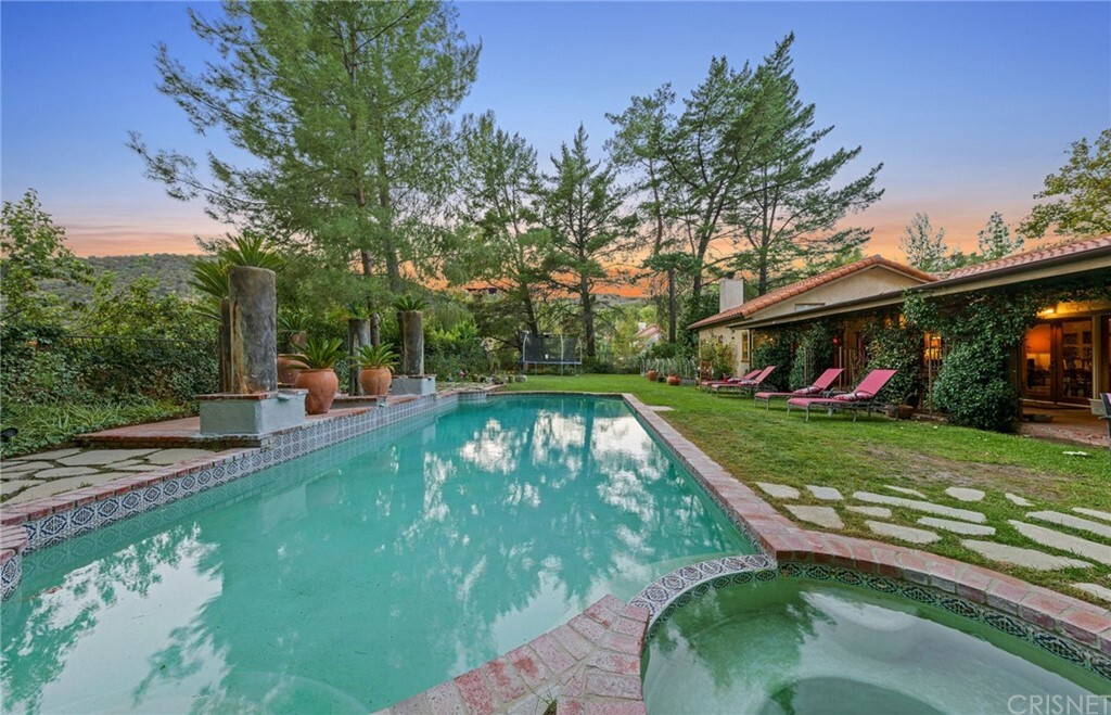 Property Photo:  24619 Mulholland  CA 91302 