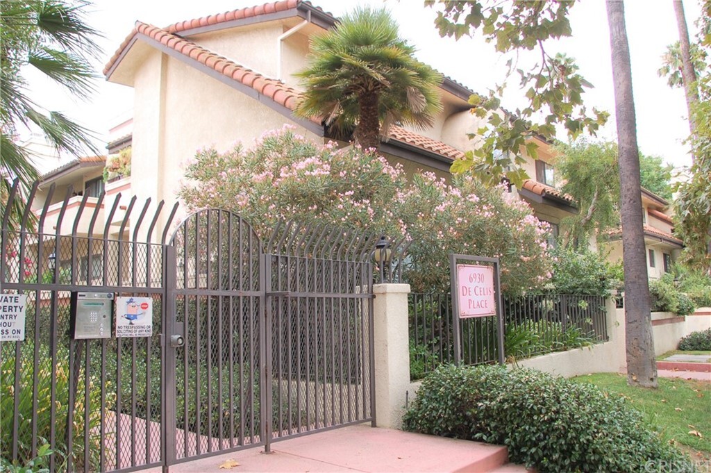 Property Photo: 6930 De Celis Place 40 CA 91406