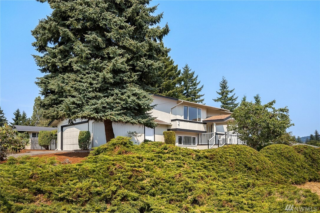 Property Photo:  2406 Monterey Ave NE  WA 98056 