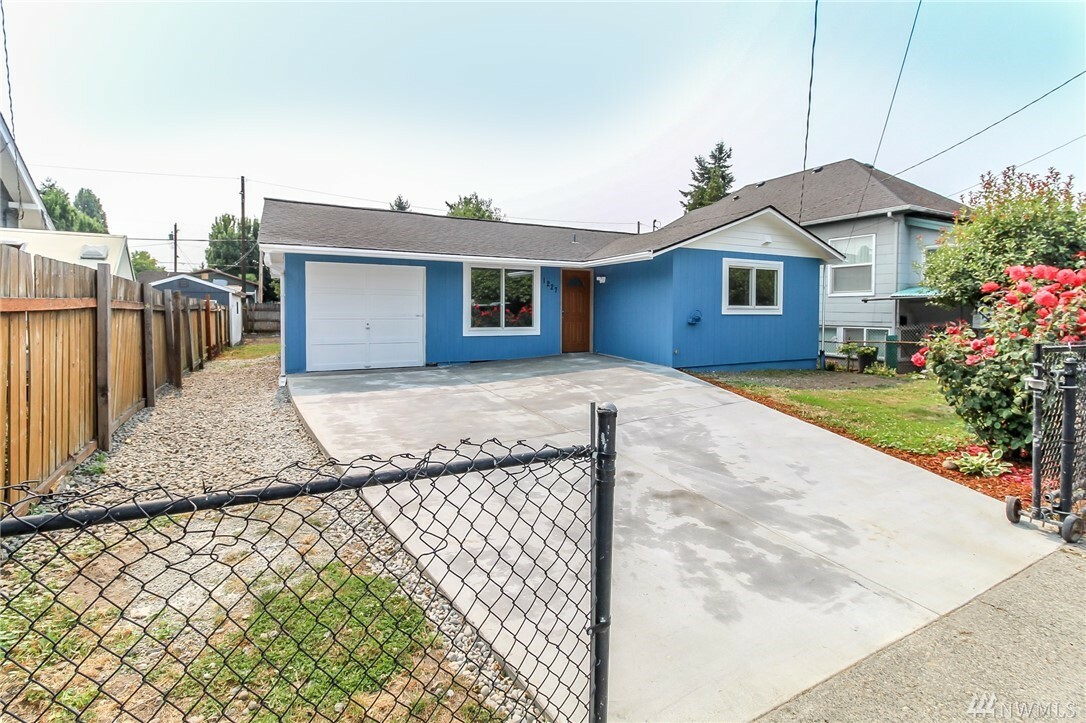 Property Photo:  1227 S Sullivan St  WA 98108 