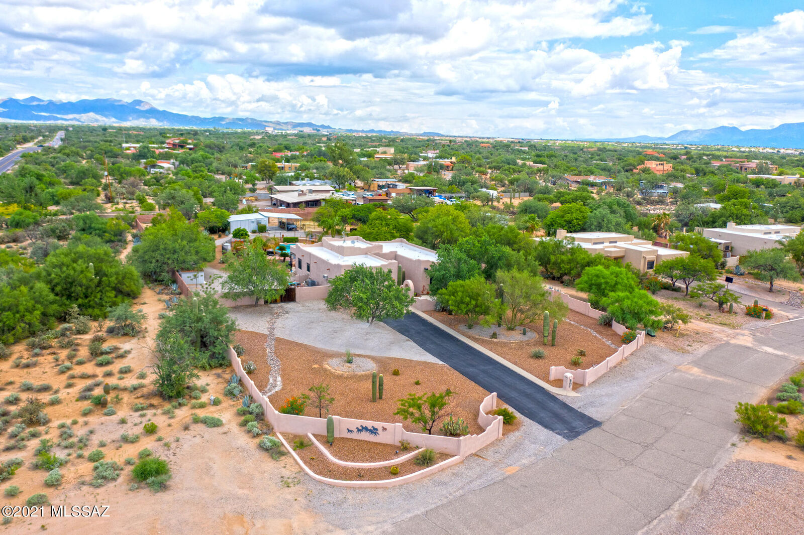 Property Photo:  2886 W Appaloosa Road  AZ 85742 