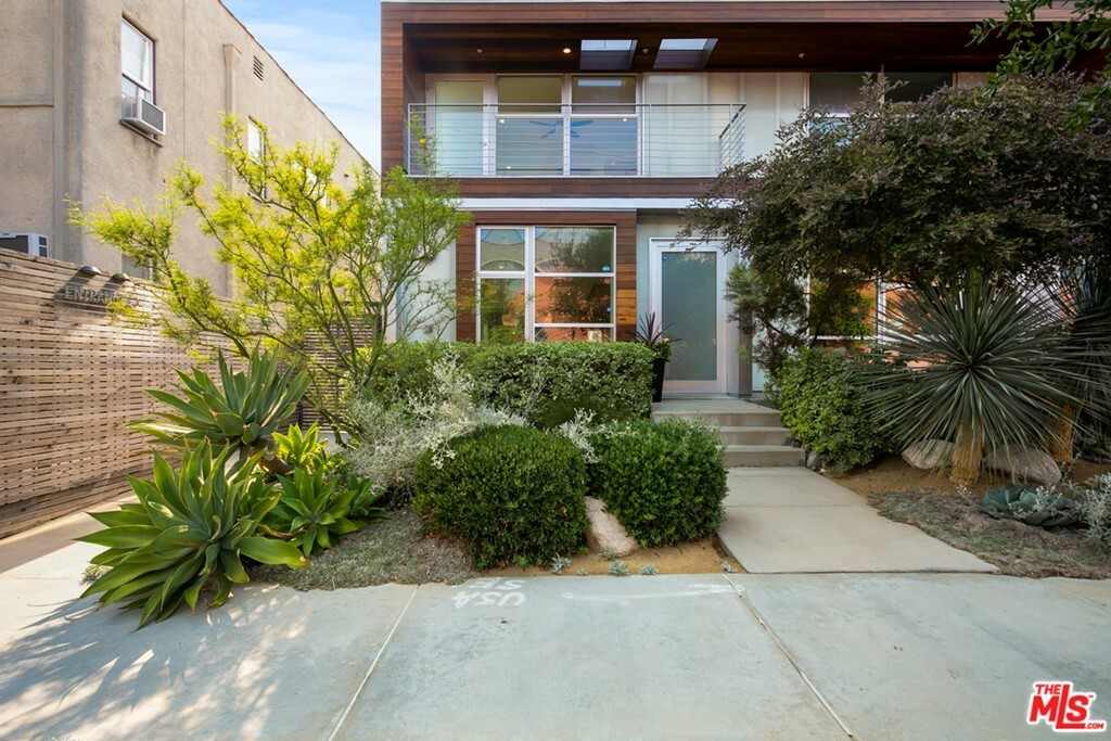 Property Photo:  611 N Bronson Avenue 5  CA 90004 