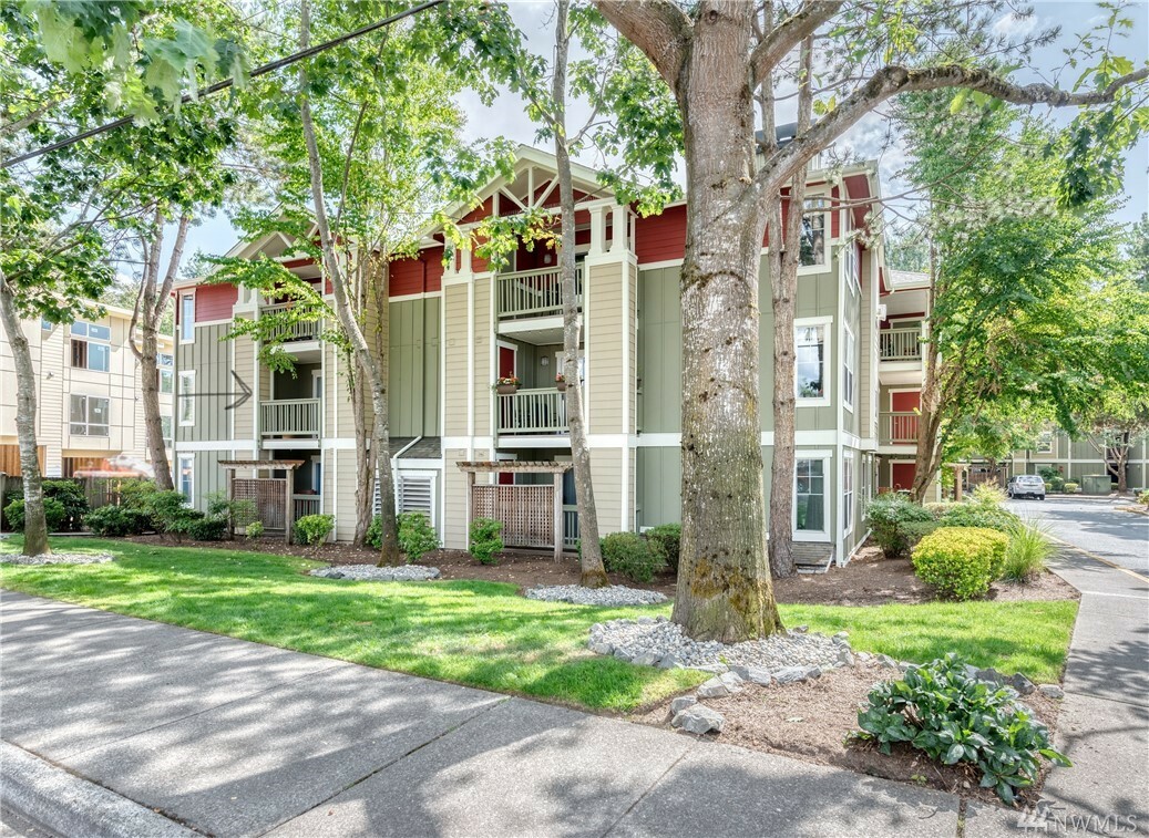 Property Photo: 7711 NE 175th St F202 WA 98028