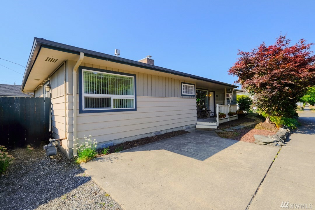 Property Photo:  2011 Jefferson St  WA 98225 