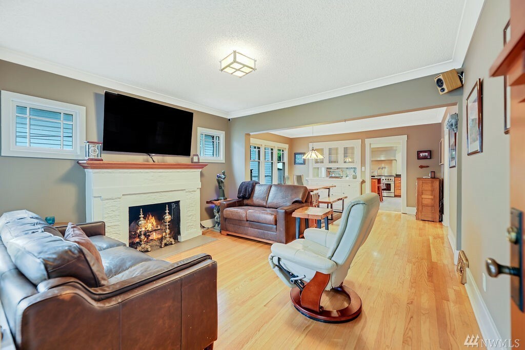 Property Photo:  1909 N 47th St  WA 98103 