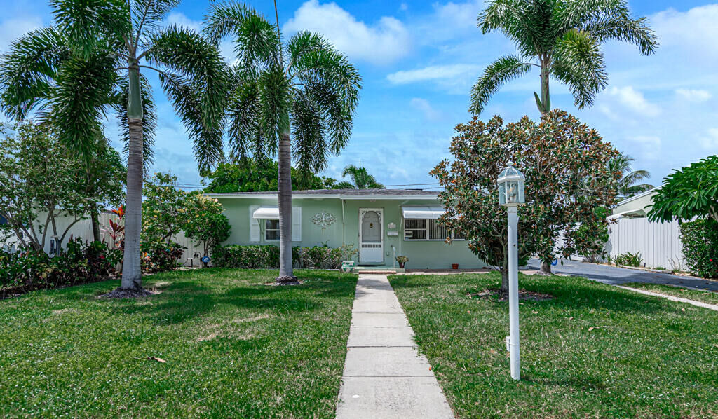 Property Photo:  2321 Fairway Drive  FL 33409 
