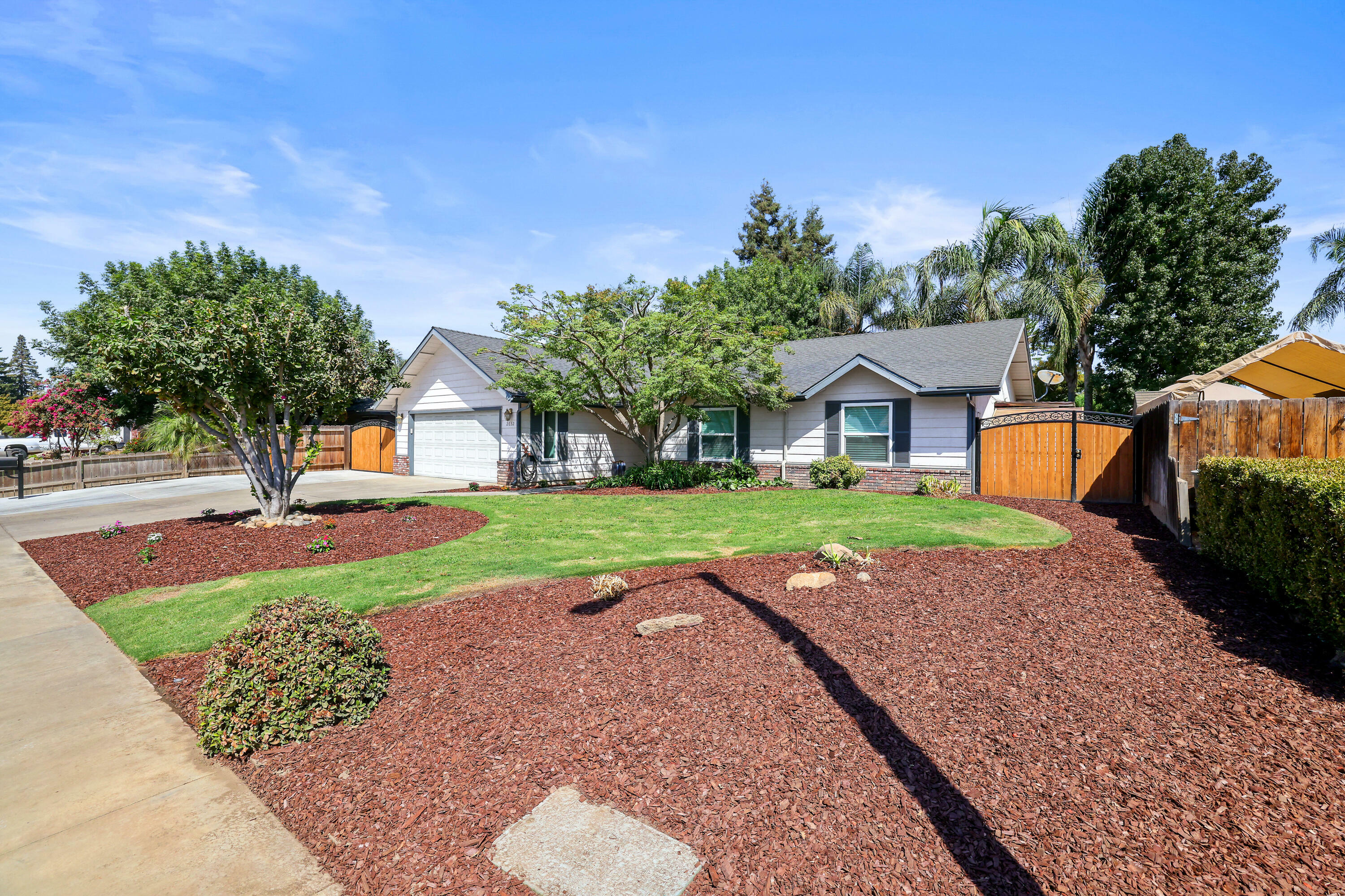 Property Photo:  2632 E Paradise Avenue  CA 93292 