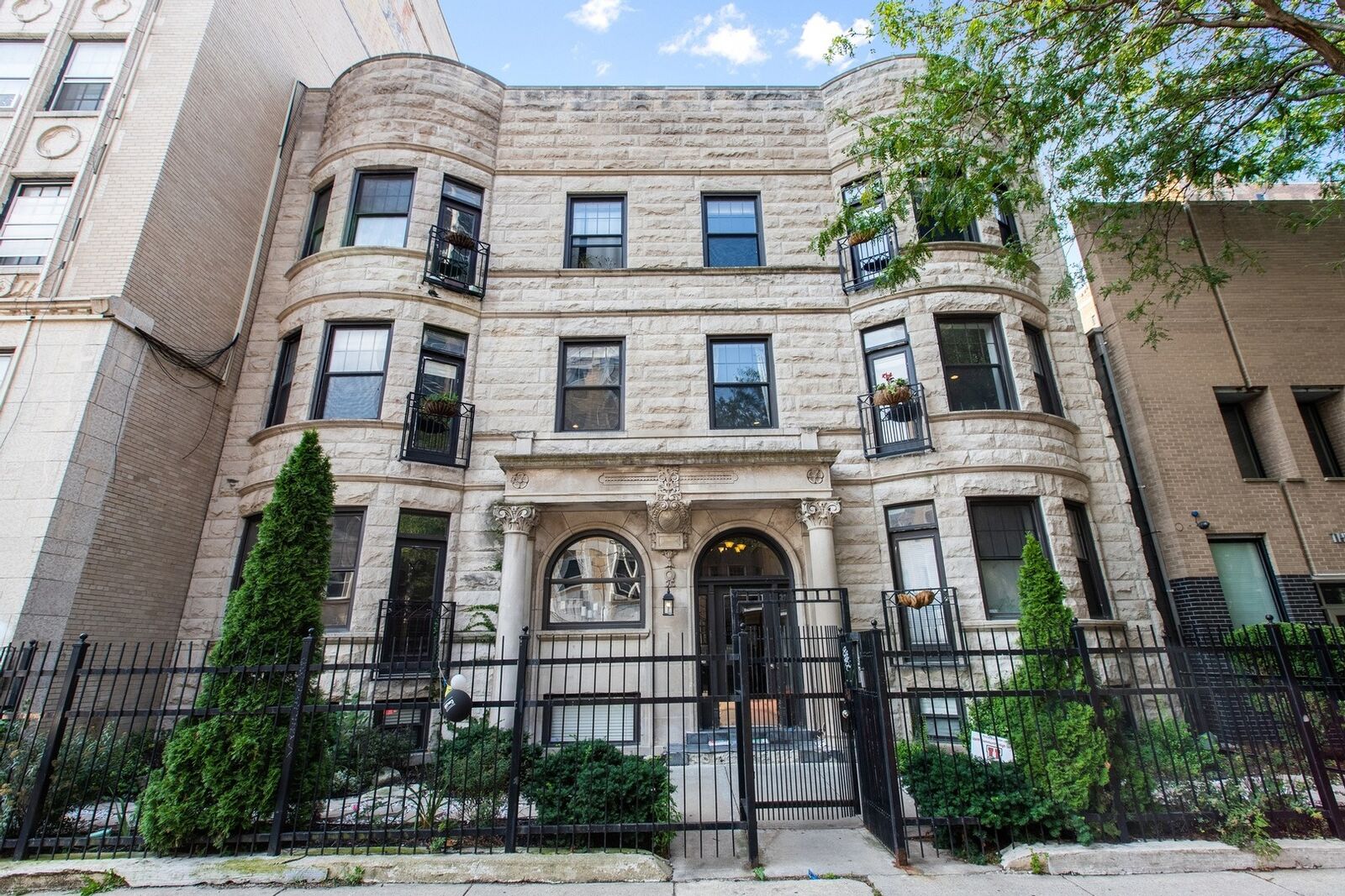 Property Photo: 927 W Eastwood Avenue 2W IL 60640