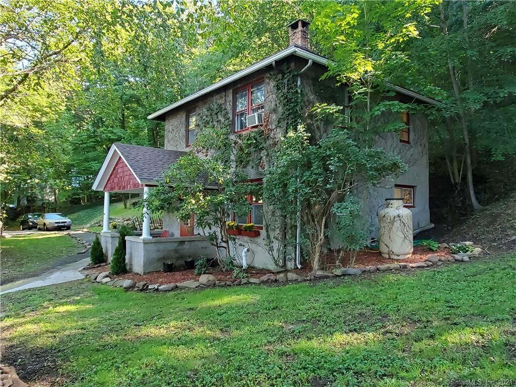 Property Photo:  106 Tariffville Road  CT 06070 
