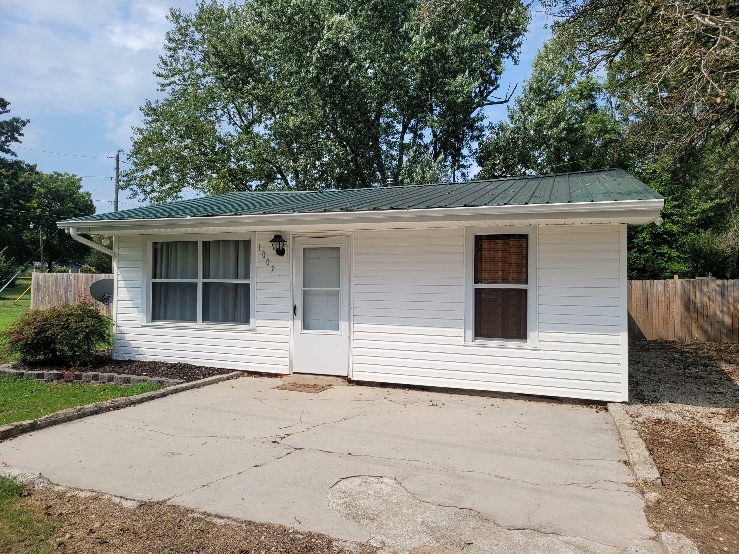 Property Photo:  1007 S Hudson Avenue  MO 65605 